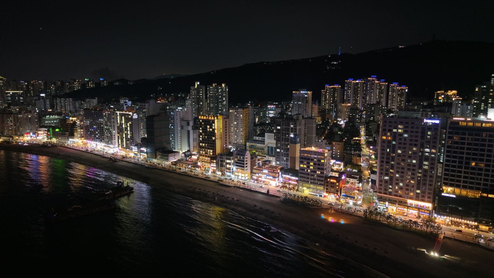 釜山旅遊指南:必玩景點、海灘與住宿推薦(2026) 韓國釜山海岸天際線的夜景