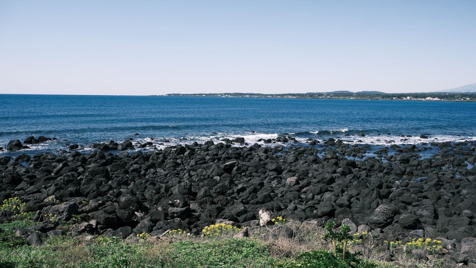 済州島(チェジュ)旅行ガイド:見どころと行き方(2026) 韓国・済州島の岩がちな海岸線と青い海