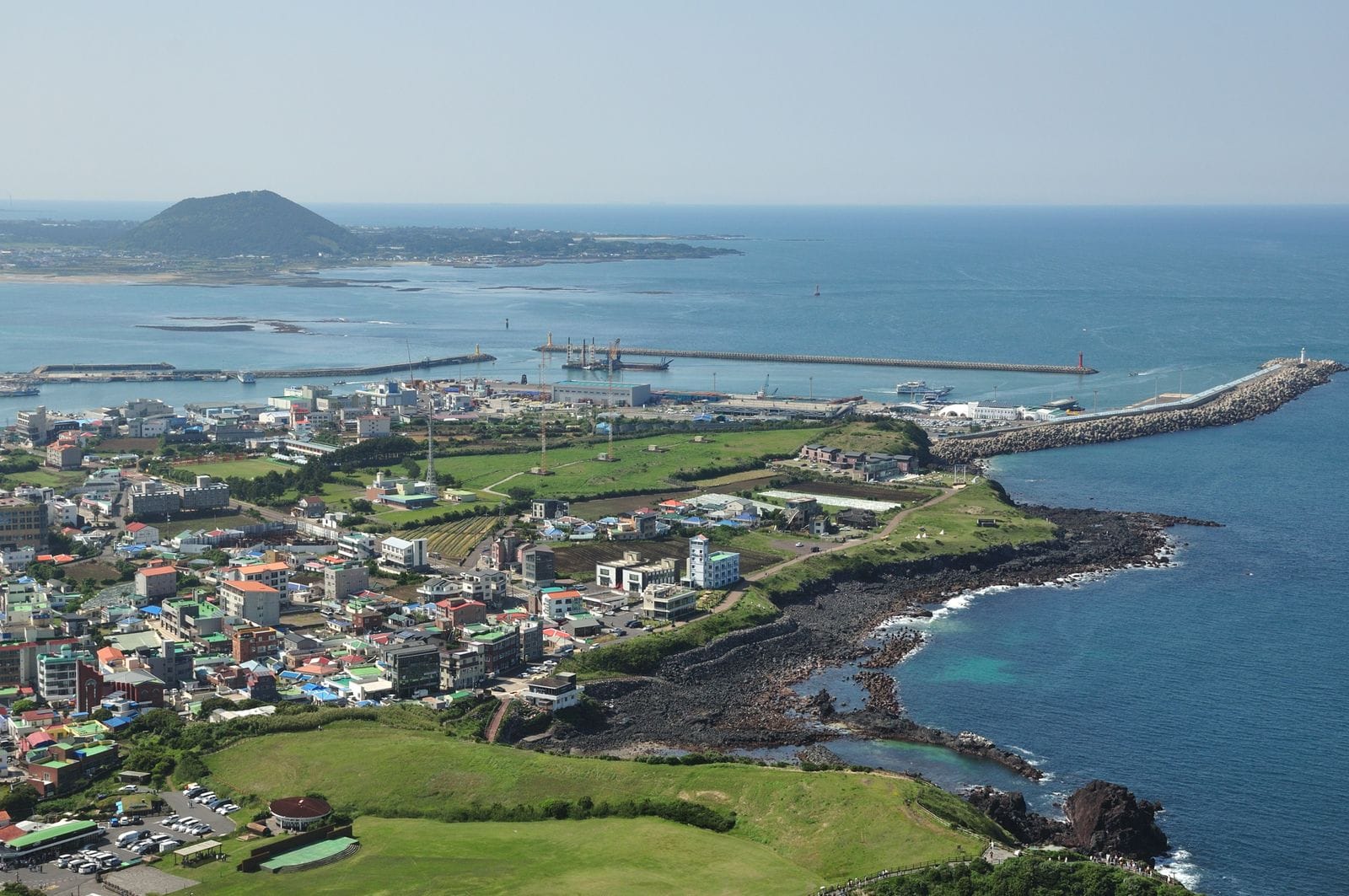 済州島(チェジュ)旅行ガイド:見どころと行き方(2026) 済州島の海辺の町を空から見た眺め