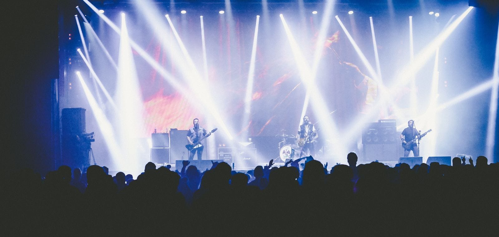 K-Pop di Seoul: Panduan Lengkap untuk Para Fans (2026) Kerumunan penonton konser musik di bawah sorotan lampu panggung, daya tarik K-pop di Seoul