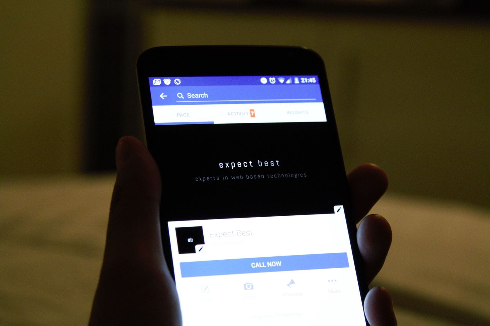 Korea Entry Requirements 2026: e-Arrival Card, K-ETA & Visas A hand holding a smartphone showing an app, used to file the e-Arrival Card online before travel