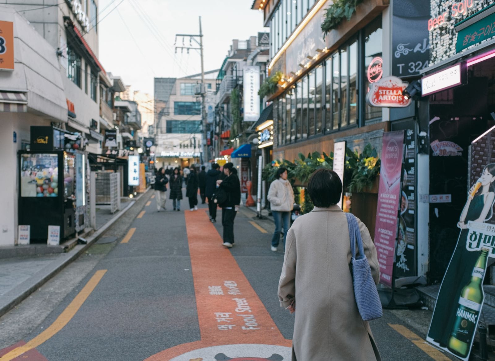 Solo Travel di Seoul: Keamanan, Tips & Aktivitas (2026) Pejalan kaki di jalanan Seoul, kota yang mudah untuk solo travel