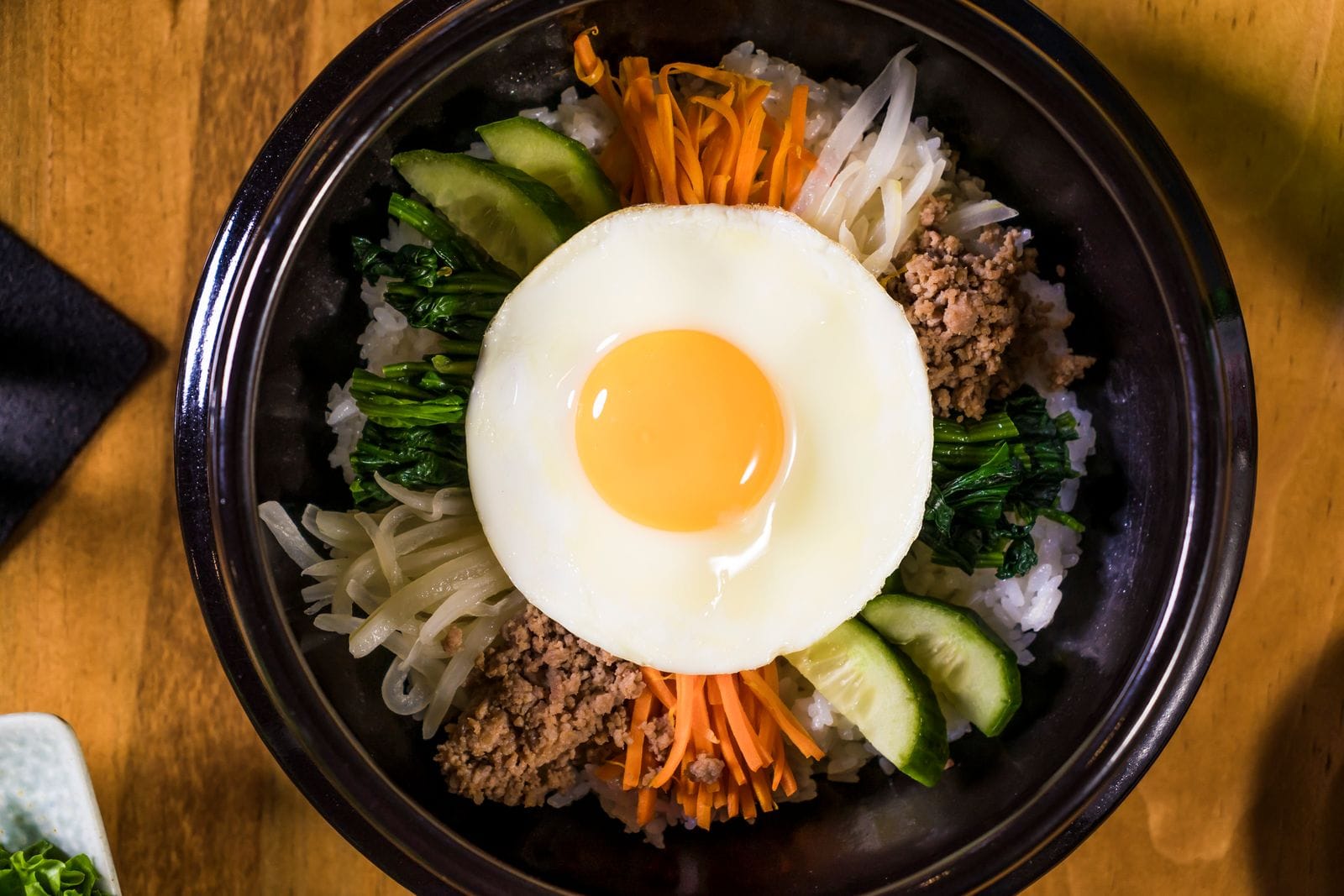 ソウルで食べたいもの:初心者必食の韓国料理12選 目玉焼きと野菜をのせたビビンバ