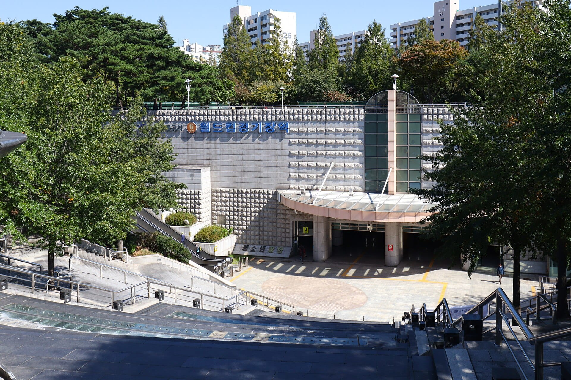 World Cup Stadium Station platform on Seoul Subway Line 6, the closest stop to the stadium
