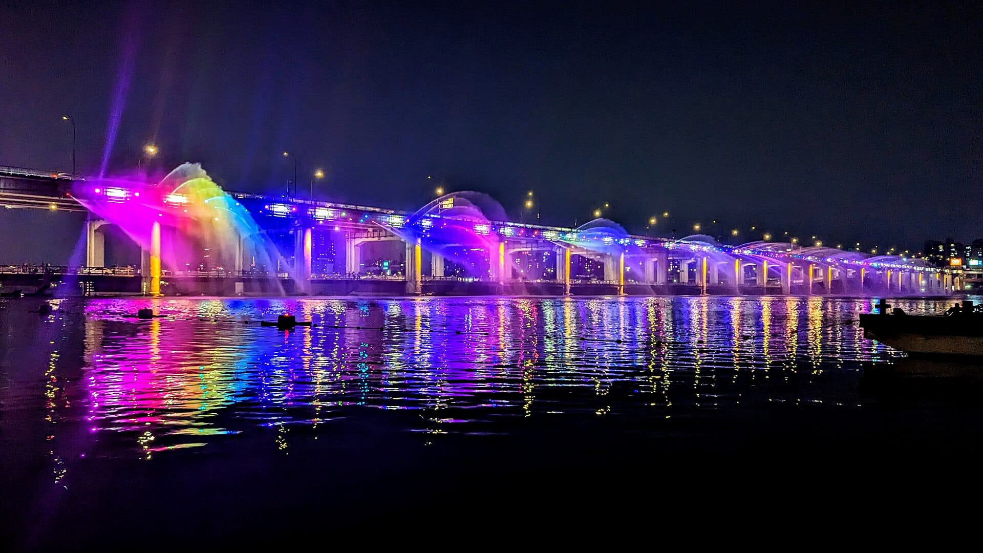 Hangang River Festival 2026: Seoul's Free Summer Event (Aug 1–16) The Moonlight Rainbow Fountain at Banpo Bridge over the Han River in Seoul at night