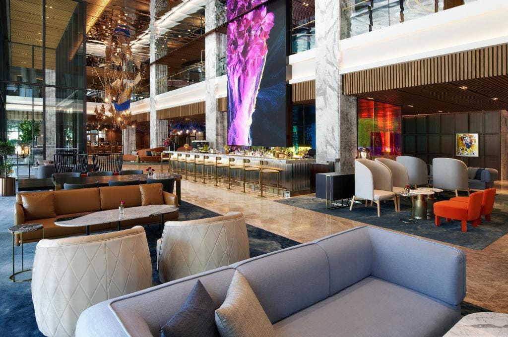 Itaewon, Seoul: Ẩm Thực, Quán Bar & Nơi Ở (2026) Mondrian Seoul Itaewon, khách sạn 5 sao nằm lùi vào so với các con phố tiệc tùng của Itaewon