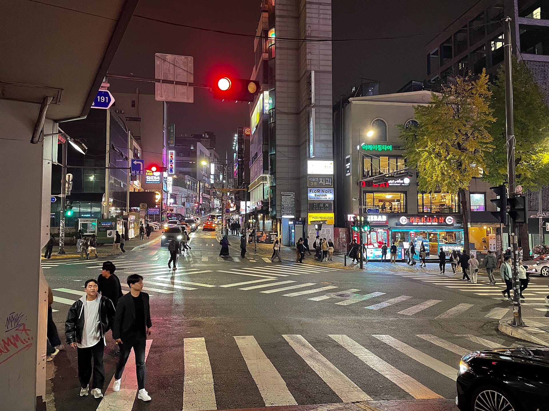 Itaewon, Seoul: Ẩm Thực, Quán Bar & Nơi Ở (2026) Một con phố trong khu Itaewon của Seoul