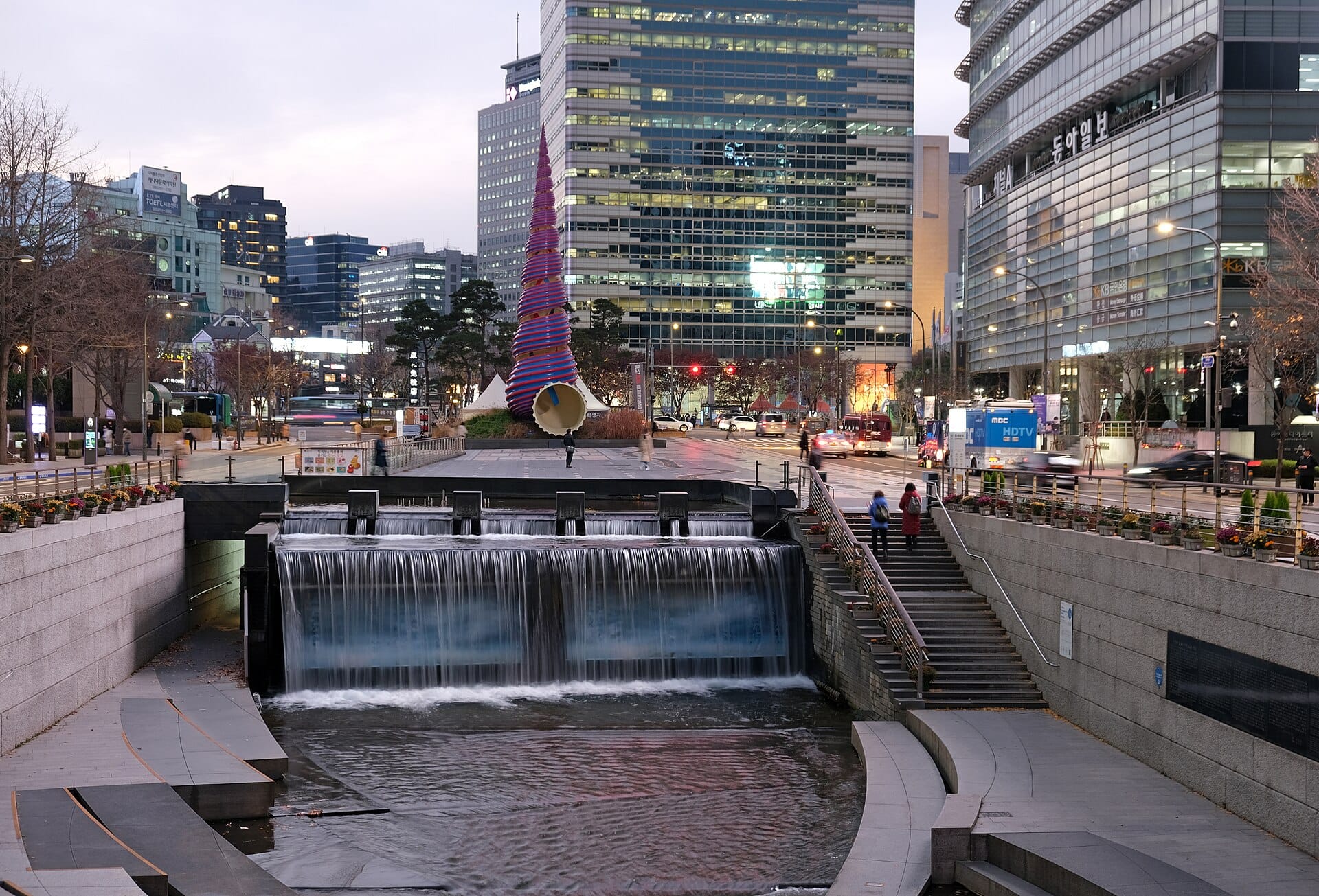 Lokasi Syuting Drama Korea di Seoul: Panduan untuk Fans (2026) Aliran sungai Cheonggyecheon di pusat kota Seoul pada malam hari