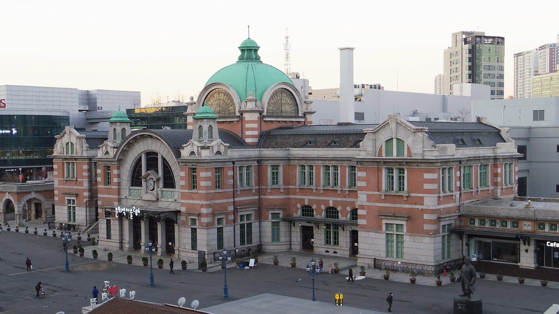 The historic Seoul Station building, the main departure point for KTX and SRT high-speed trains in the capital