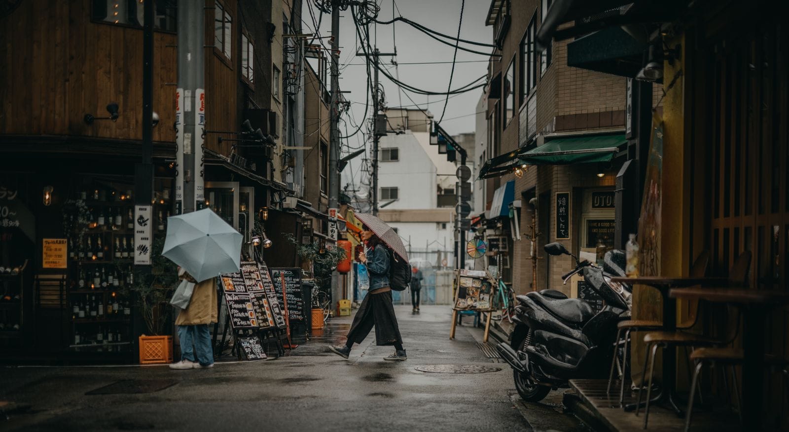 首爾梅雨(長馬)2026:時間、預報與雨季旅遊攻略 韓國梅雨季,行人撐傘走過被雨水打濕的街道
