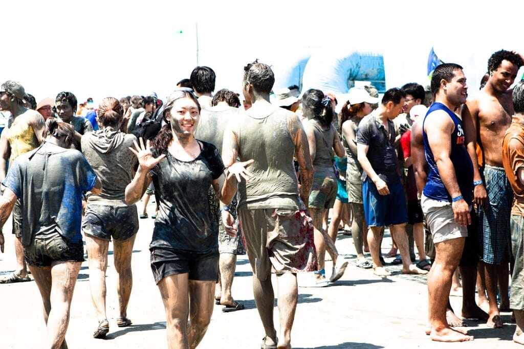 韓國夏季節慶2026:保寧泥漿節、Waterbomb水炮音樂節全整理 Crowds at the Boryeong Mud Festival in South Korea
