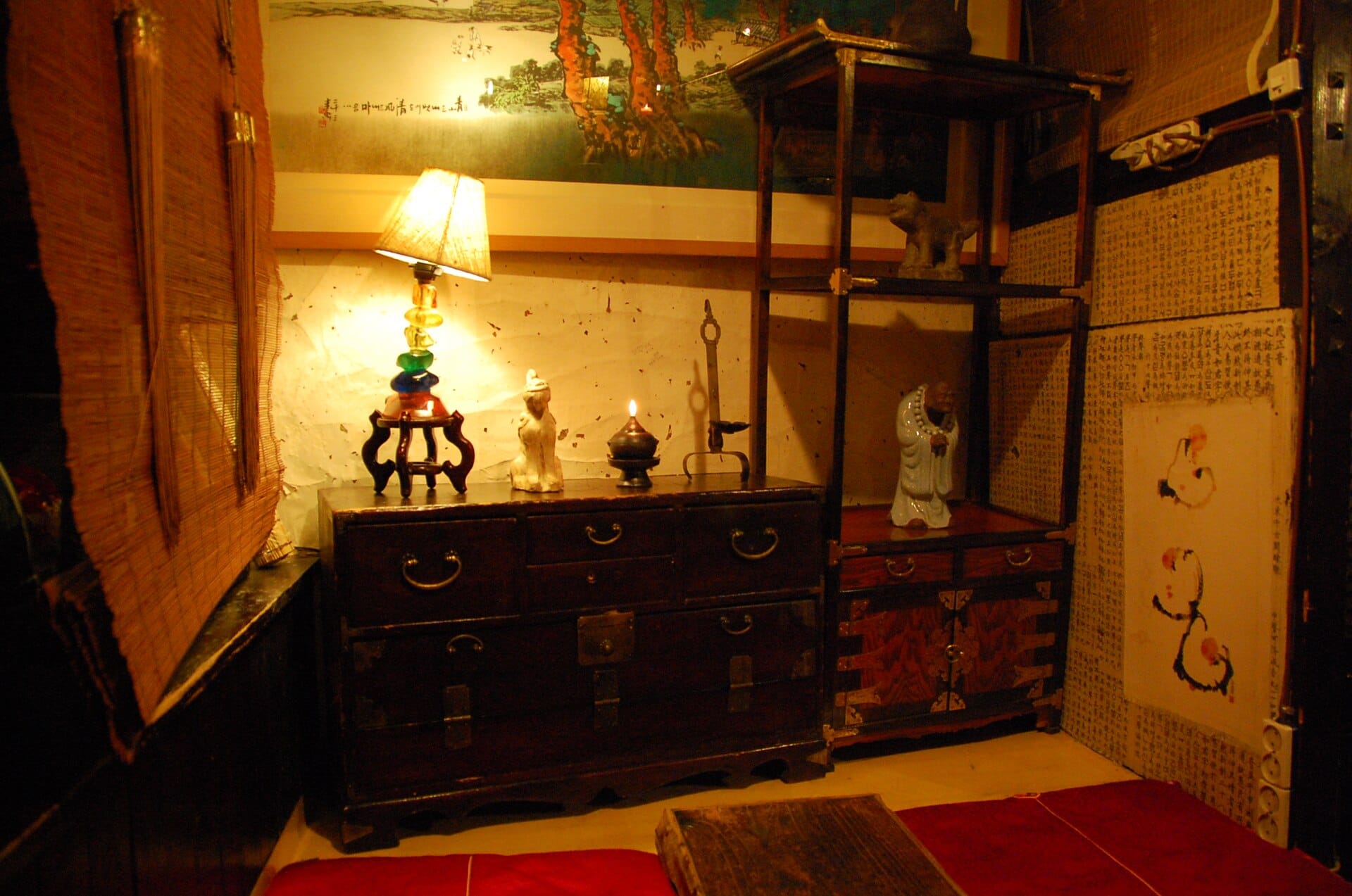 A traditional tea house in Insadong, Seoul, where quiet, unhurried manners are the norm