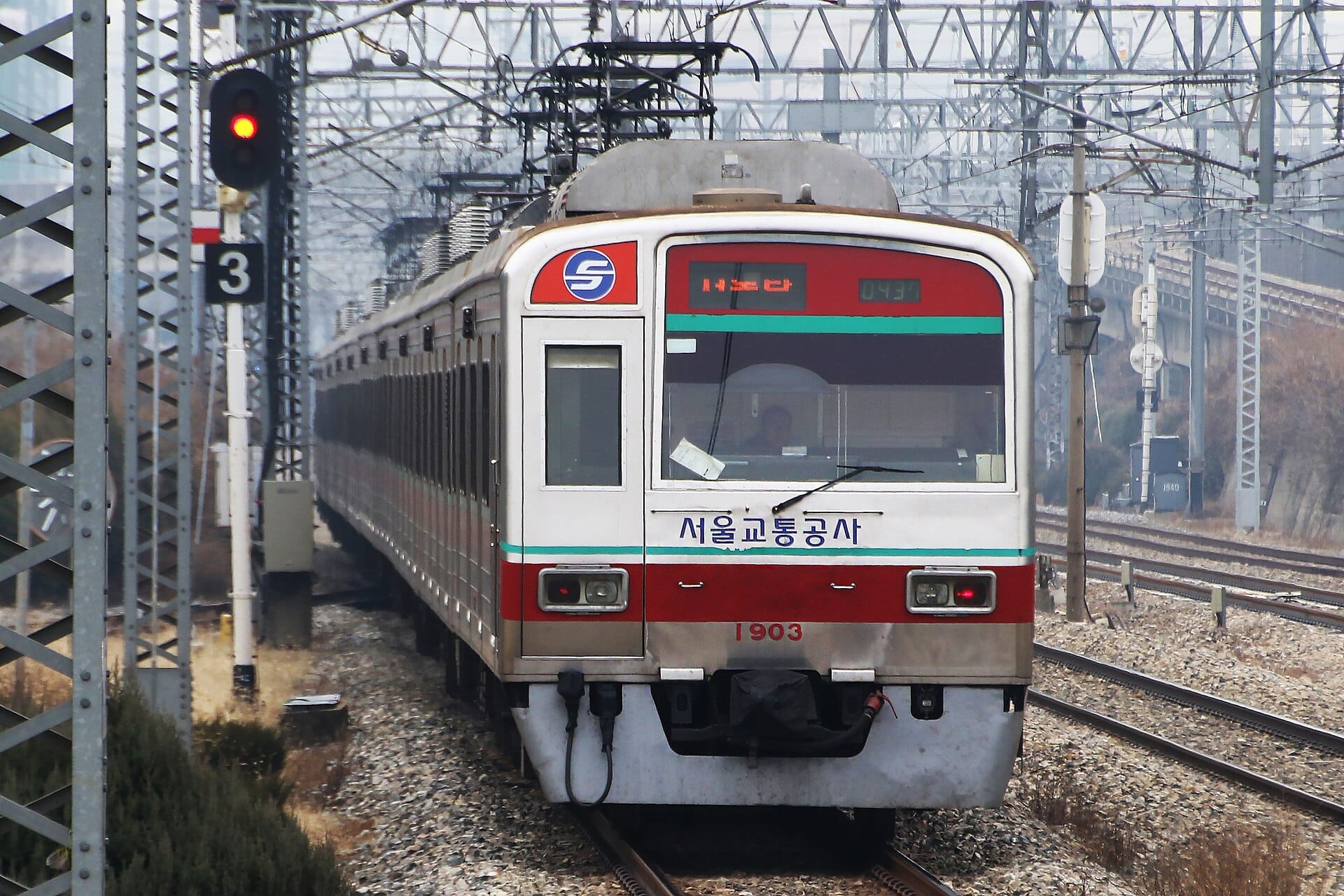 Seo-Seoul Museum of Art: Seoul's New Digital Art Museum A Seoul Metro Line 1 train, the subway line that serves Geumcheon-gu Office Station near the new museum
