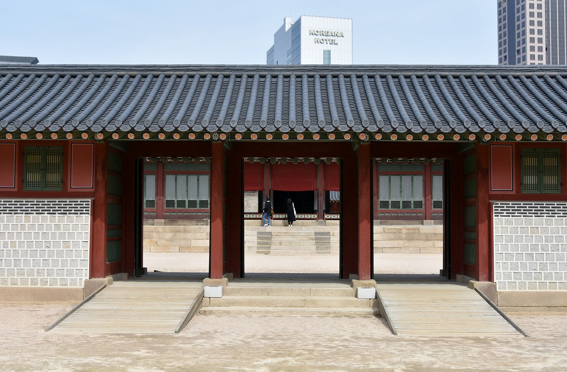 Seoul City Hall Just Opened a Free Sky Observatory (July 2026) Deoksugung Palace grounds in downtown Seoul, one of the views from the new City Hall observatory