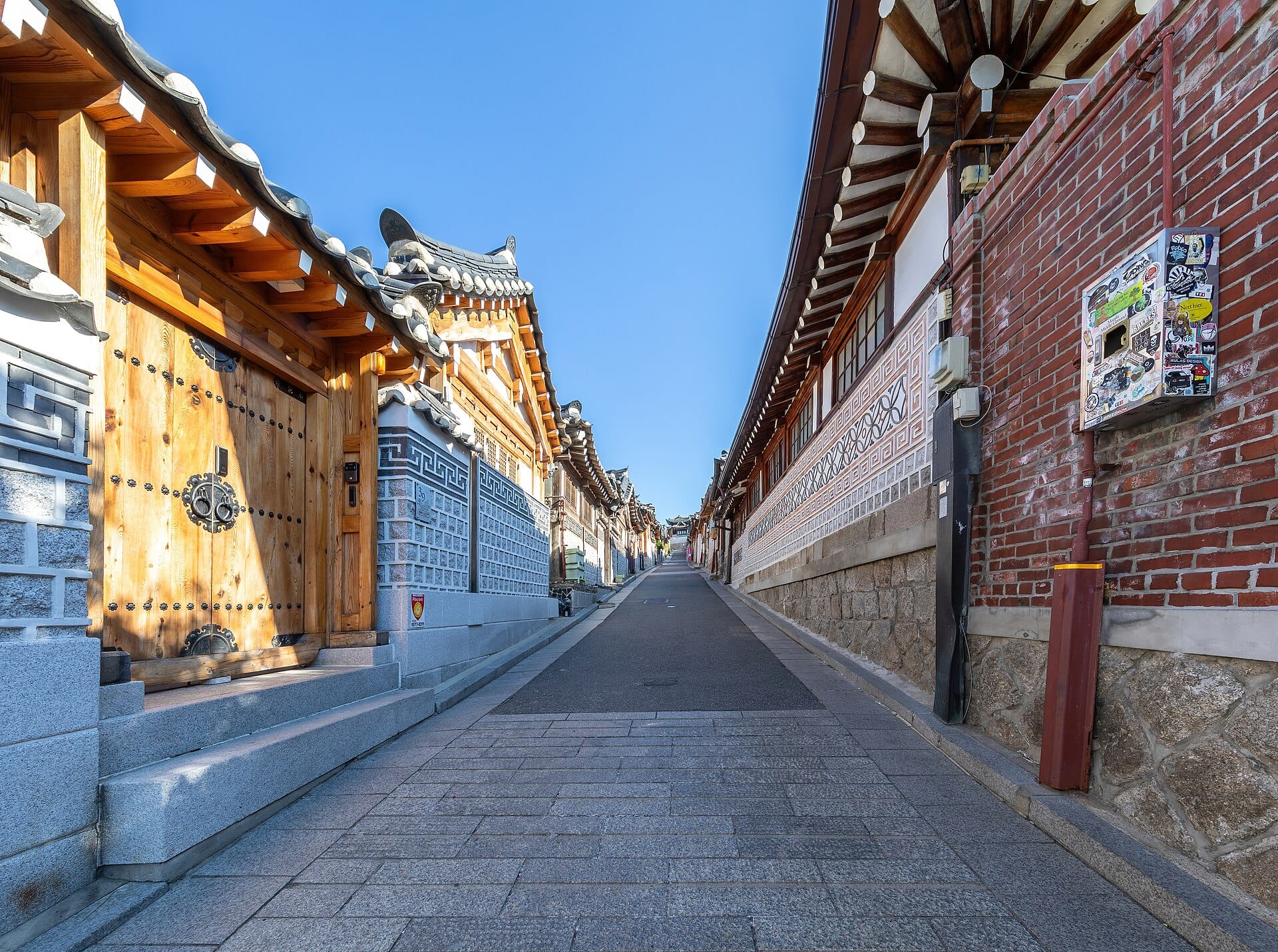 Seoul Neighborhoods Guide: Which Area Is Right for You? (2026) Traditional hanok houses and a wooden gate on a quiet lane in Bukchon Hanok Village, Seoul