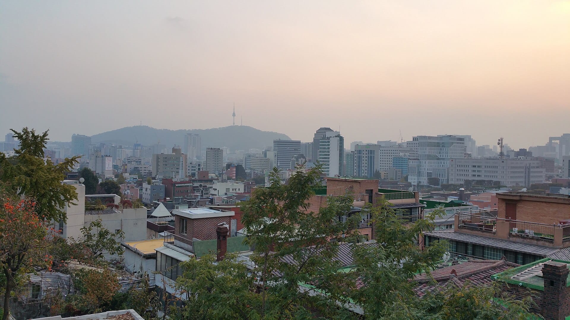 Solo Travel di Seoul: Keamanan, Tips & Aktivitas (2026) Tangga bercat warna-warni di Ihwa Mural Village, Seoul