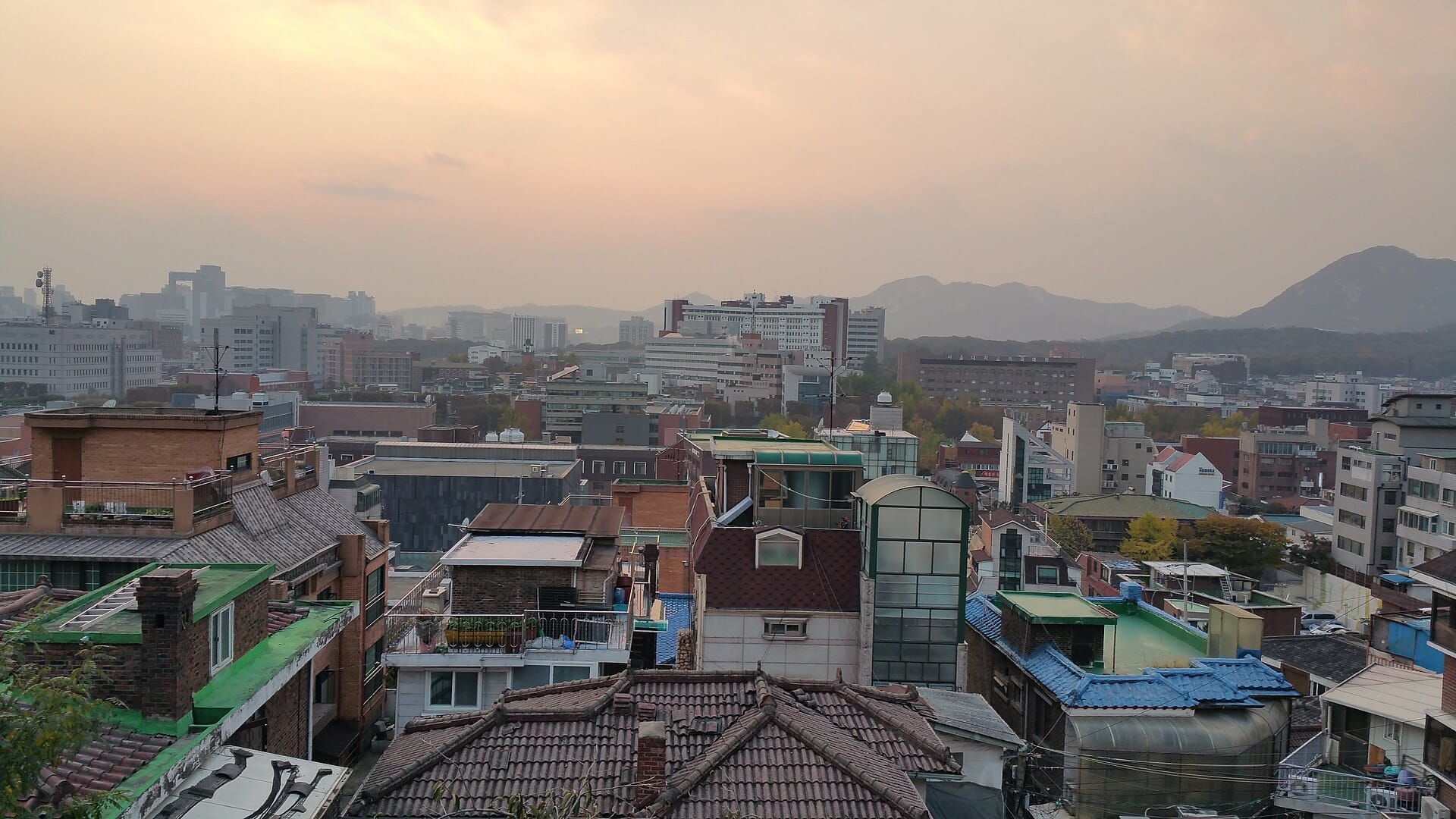 Solo Travel di Seoul: Keamanan, Tips & Aktivitas (2026) Mural di Ihwa Mural Village, Seoul