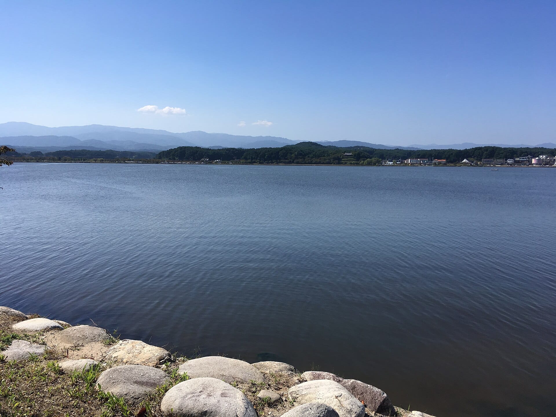 Where to Stay in Gangneung: Best Areas & Hotels for Every Trip (2026) Gyeongpo Lake in Gangneung, the lagoon just behind Gyeongpo Beach on Korea's East Sea coast