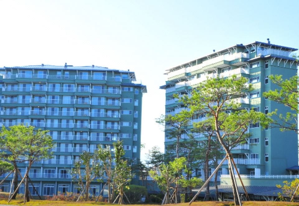 Where to Stay in Gangneung: Best Areas & Hotels for Every Trip (2026) A living room and kitchenette at Lakai Sandpine Resort, in front of Gyeongpo Beach