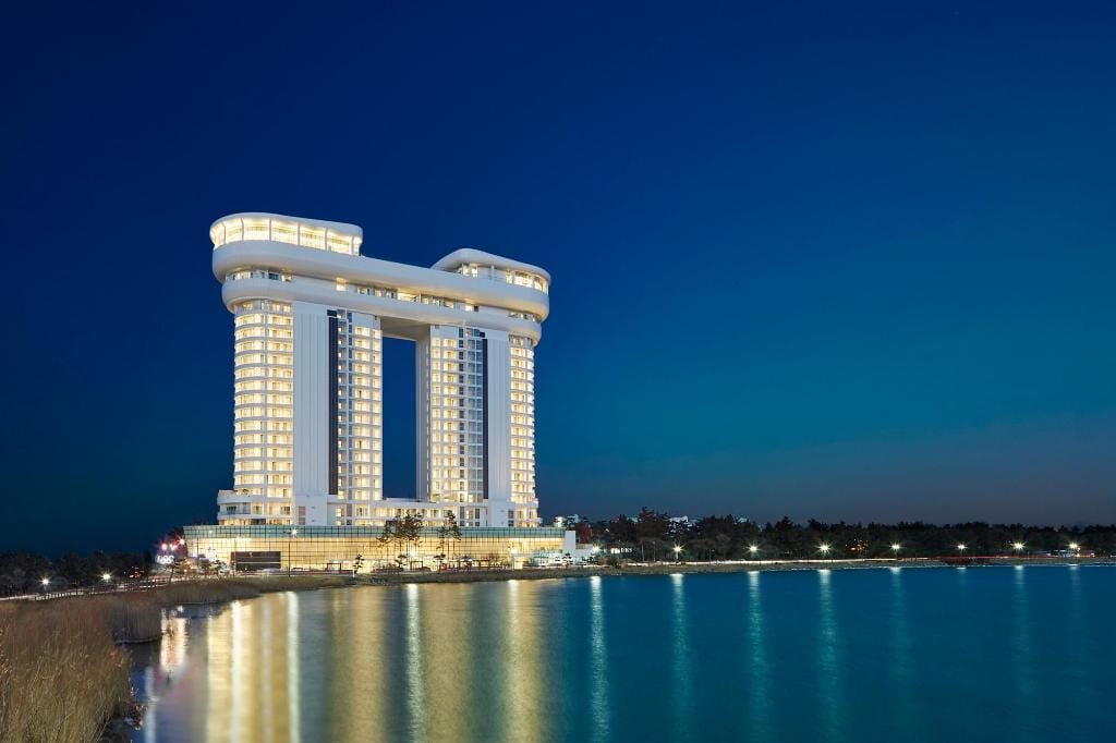 Where to Stay in Gangneung: Best Areas & Hotels for Every Trip (2026) The infinity pool at Skybay Hotel Gyeongpo, facing Gyeongpo Beach