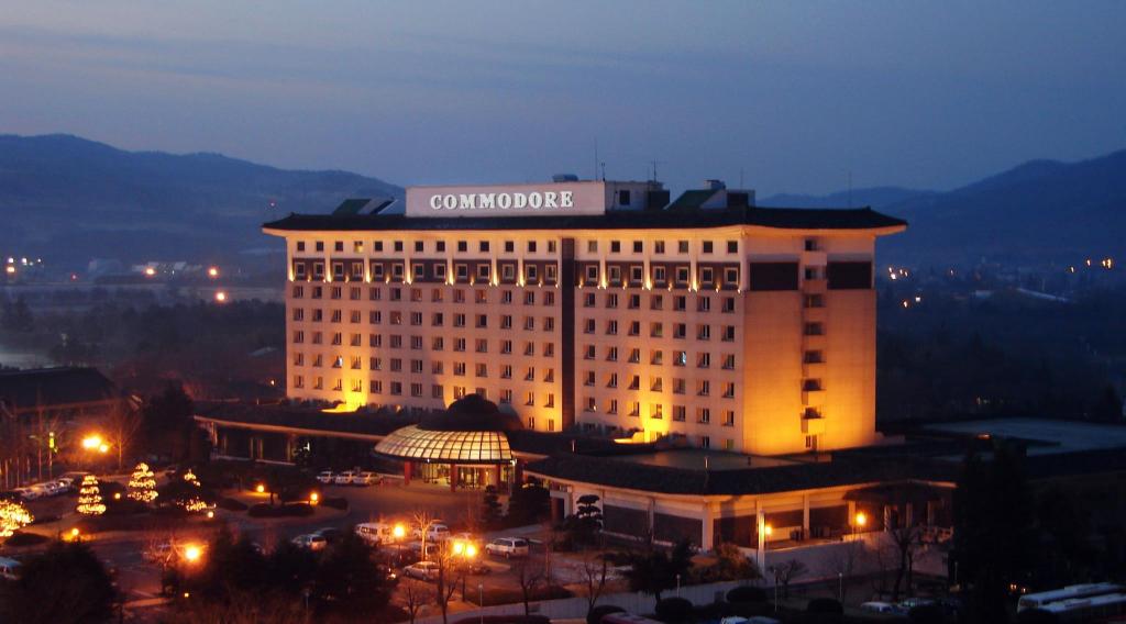 A spacious family room at Commodore Hotel Gyeongju inside the Bomun resort district