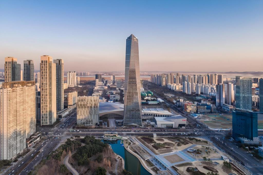 A residence-style suite with a full kitchen at Oakwood Premier Incheon in the Songdo IBD