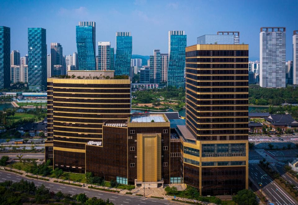A room with a spa tub at Songdo Central Park Hotel, directly across from Central Park in Songdo