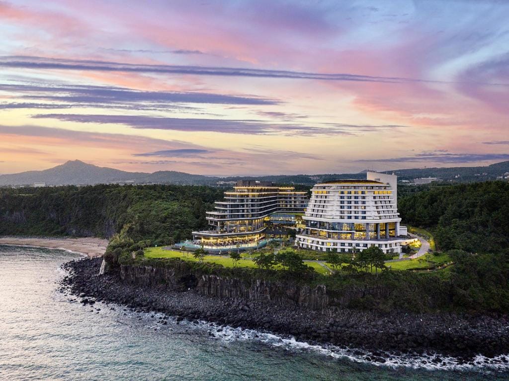 The oceanfront infinity pool at Parnas Hotel Jeju in Jungmun Resort, Seogwipo