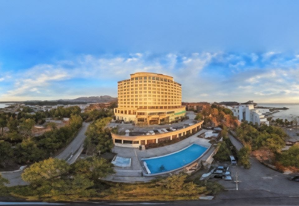 A hillside ocean-view room at Hotel Maremons in Daepo-dong, Sokcho