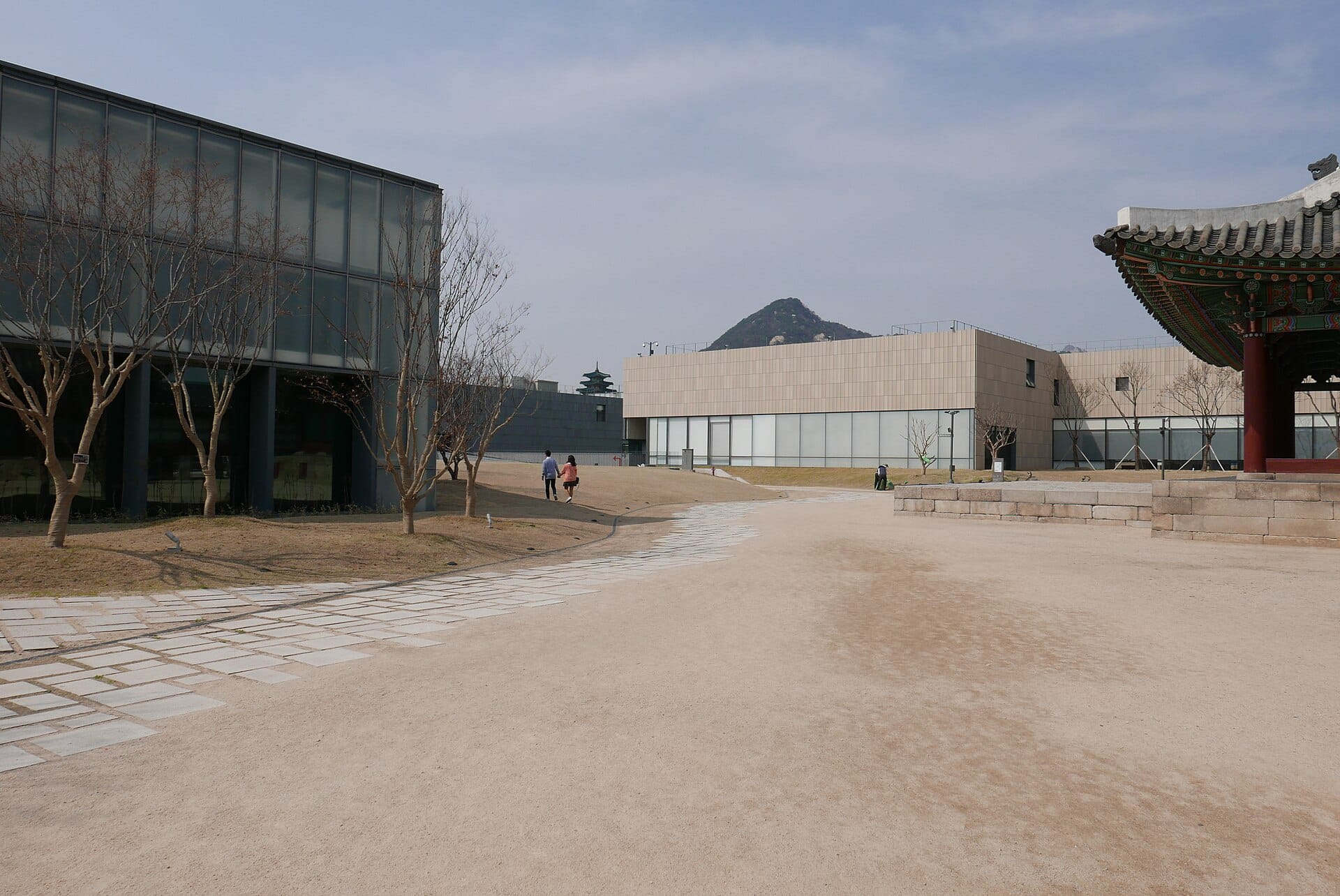 小格洞（ソギョクトン)にあるMMCAソウルの外観の中庭と展示棟