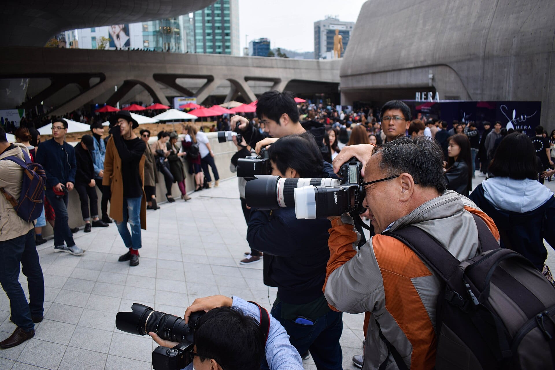 Dongdaemun, Seoul: Shopping, Night Markets, DDP & Where to Stay (2026) The futuristic curved exterior of Dongdaemun Design Plaza (DDP) in Seoul