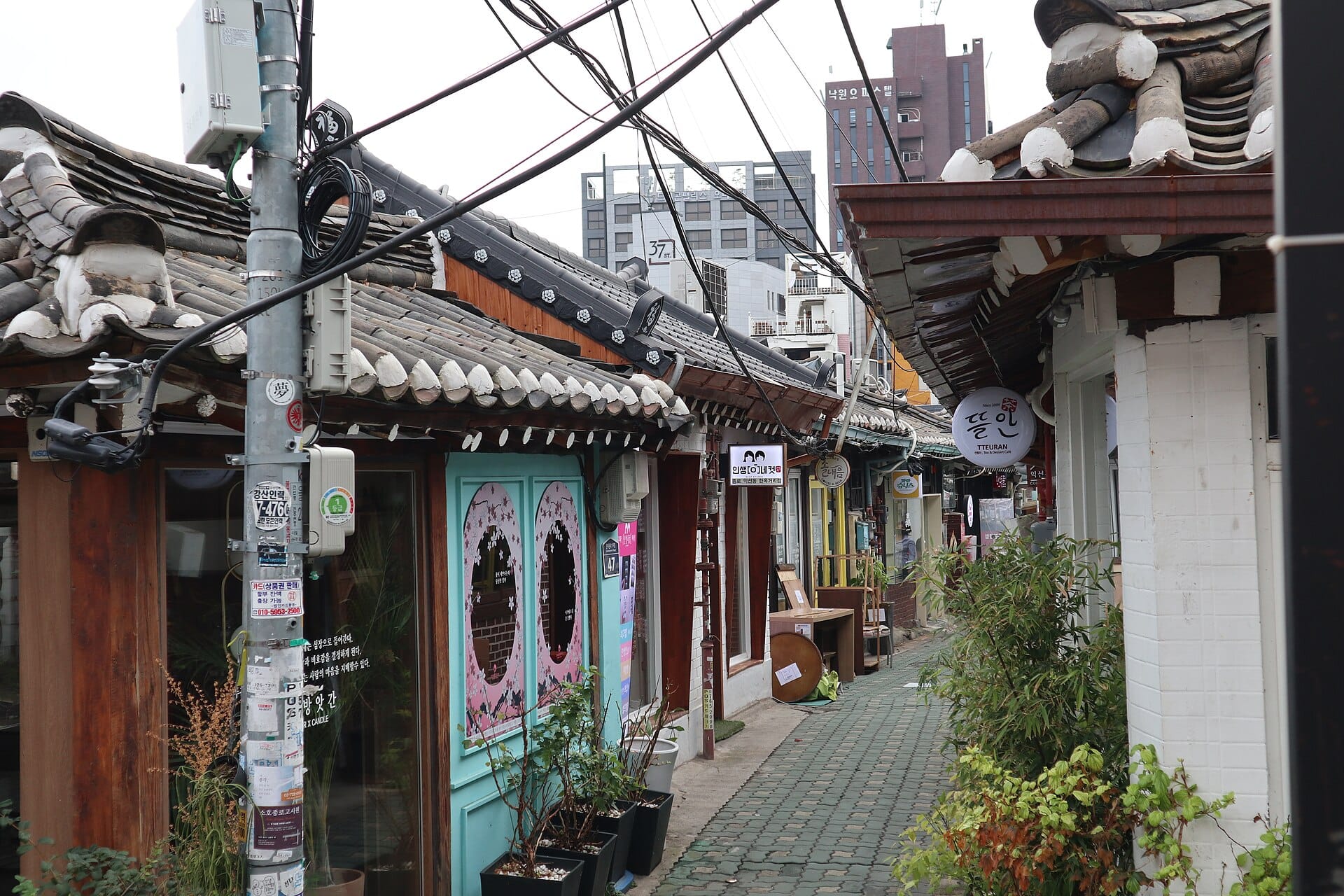 A hanok building converted into a café in Ikseondong, Seoul, with traditional tiled roofline