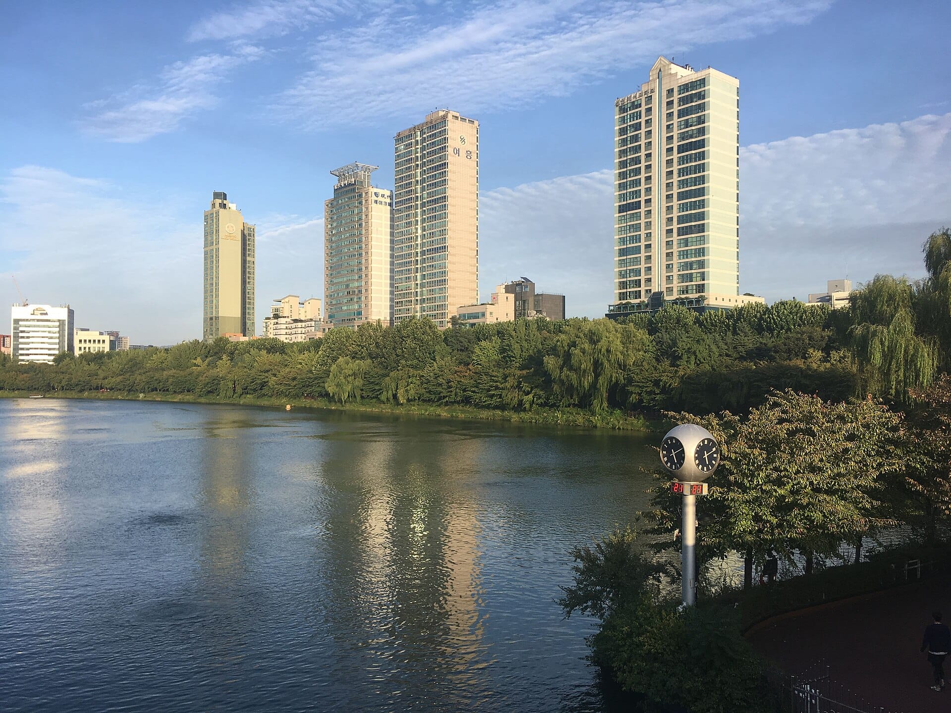 Jamsil, Seoul: Lotte World, Seoul Sky & Where to Stay (2026) Seokchon Lake in Jamsil, ringed by walking paths and cherry trees