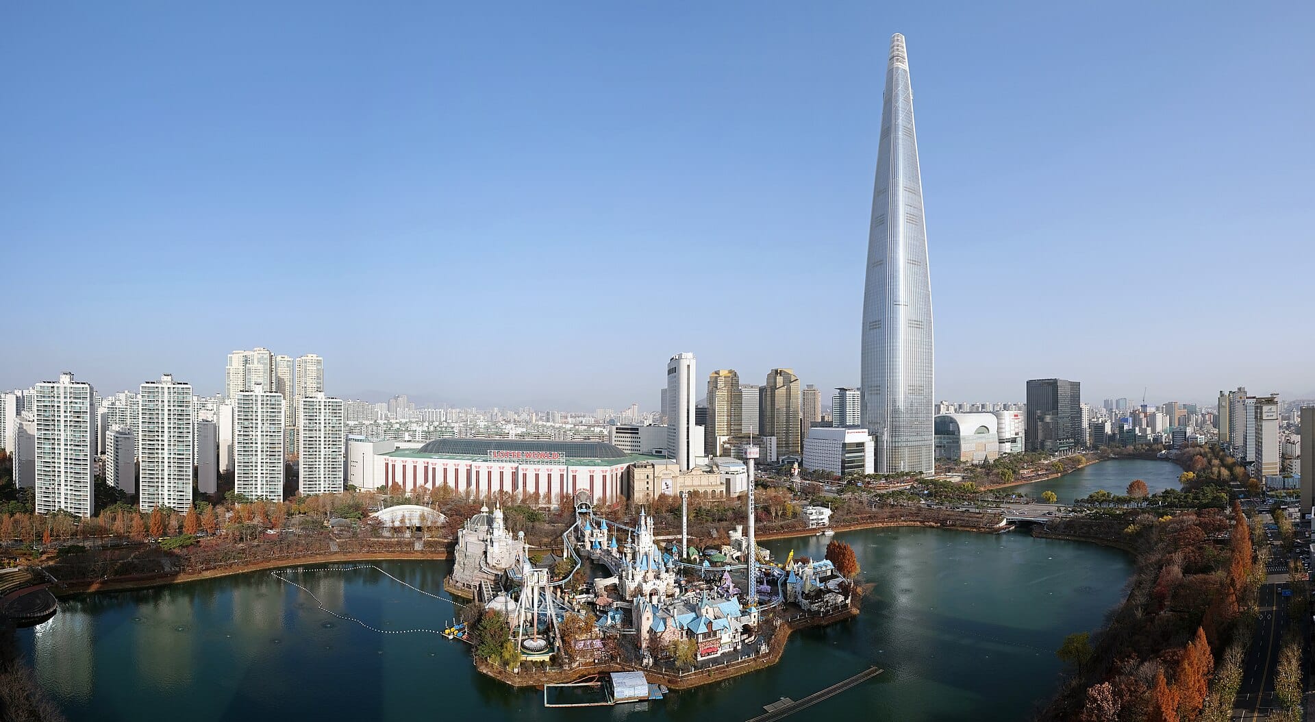 Jamsil, Seoul: Lotte World, Seoul Sky & Where to Stay (2026) Lotte World Adventure and Magic Island theme park beside Seokchon Lake in Jamsil