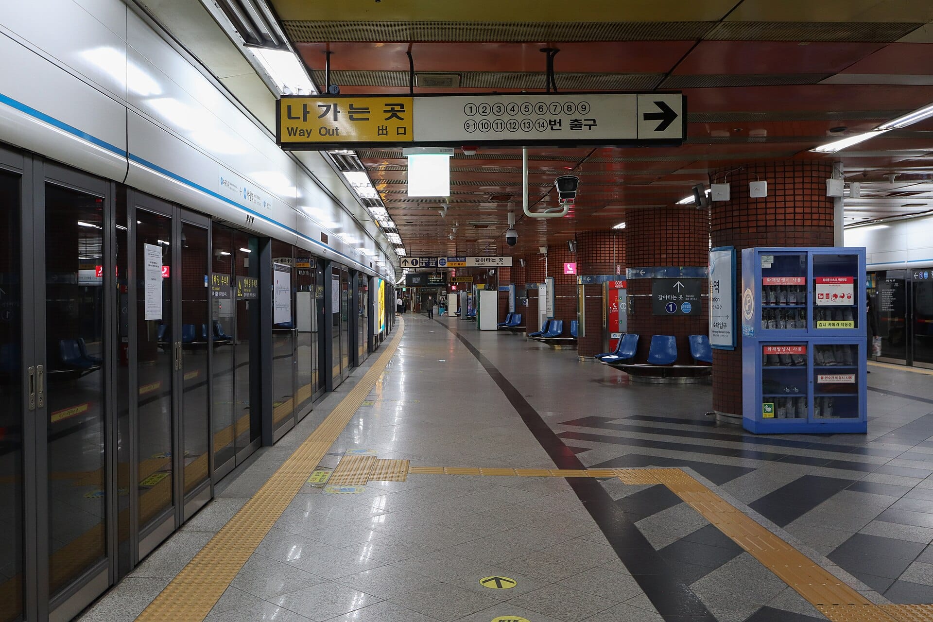冷房の効いたソウル駅の地下鉄ホーム。熱波の間の快適な移動手段