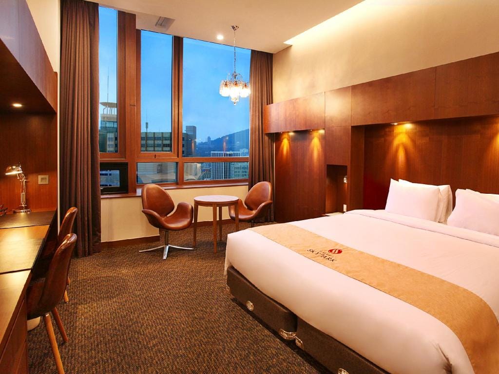 Where to Stay in Dongdaemun, Seoul: Best Hotels Near the DDP (2026) Hotel Skypark Kingstown Dongdaemun, set above a city outlet mall near Dongdaemun Station