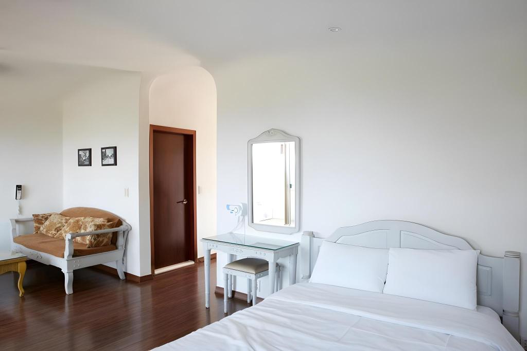 Where to Stay in Tongyeong: Best Areas & Hotels for Every Trip (2026) A condo-style living room and kitchen at Club ES Tongyeong Resort