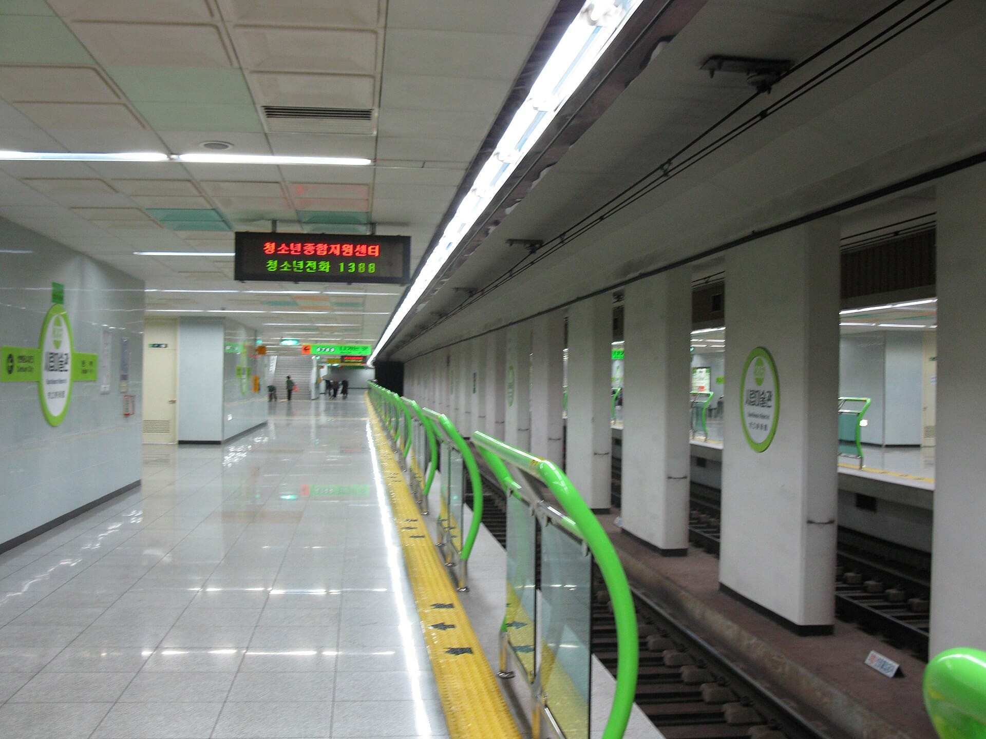 A Busan Metro Line 2 subway platform near the Busan Museum of Art