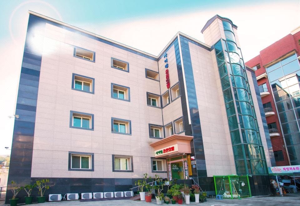 Suanbo Saipan Hot Spring Hotel in the Suanbo Hot Springs Special Tourist Zone, Chungju