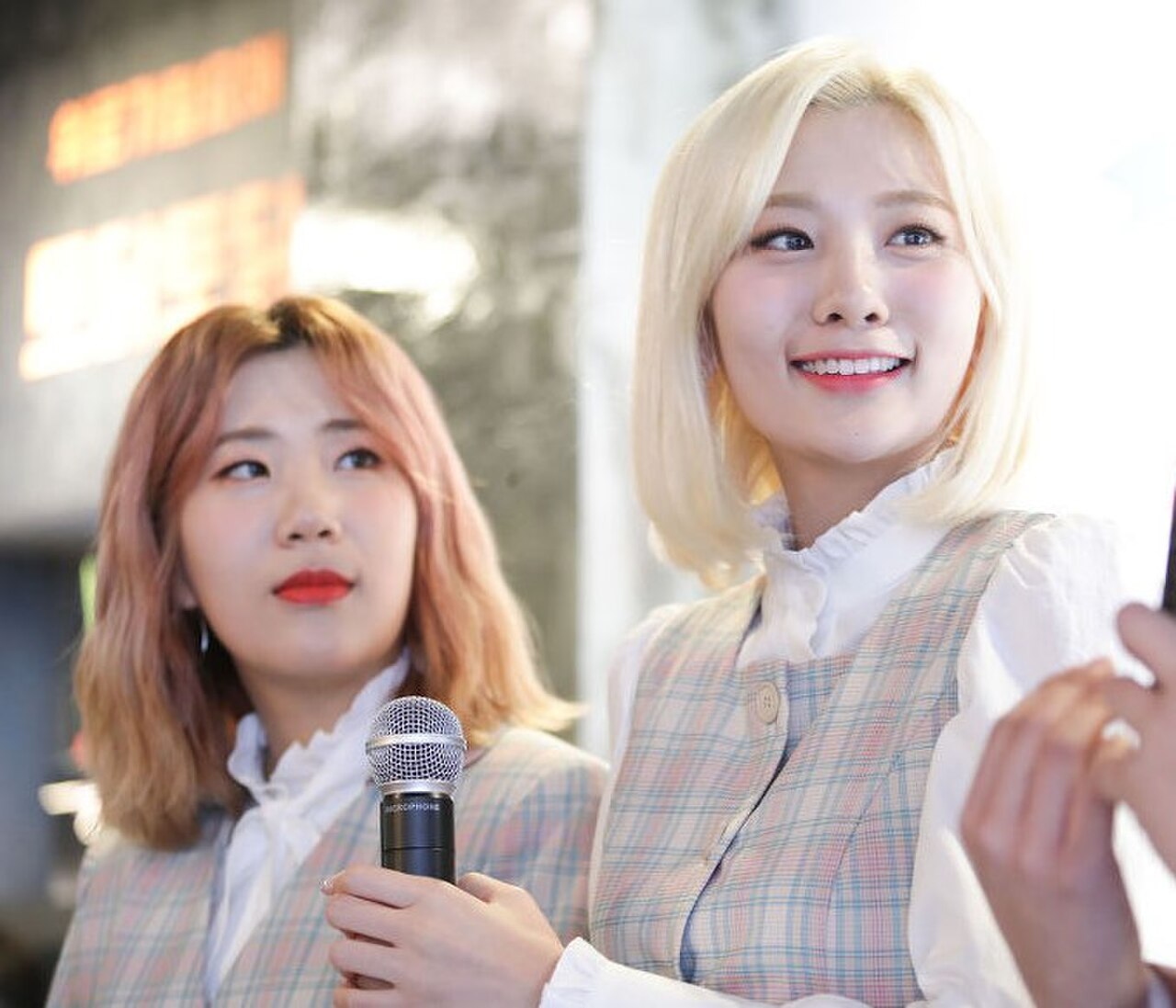 Members of the Korean duo Bolbbalgan4 (BOL4) at a fan signing event