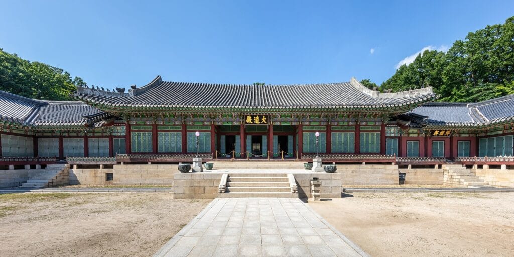 首尔昌德宫大造殿正面,背景是蓝天