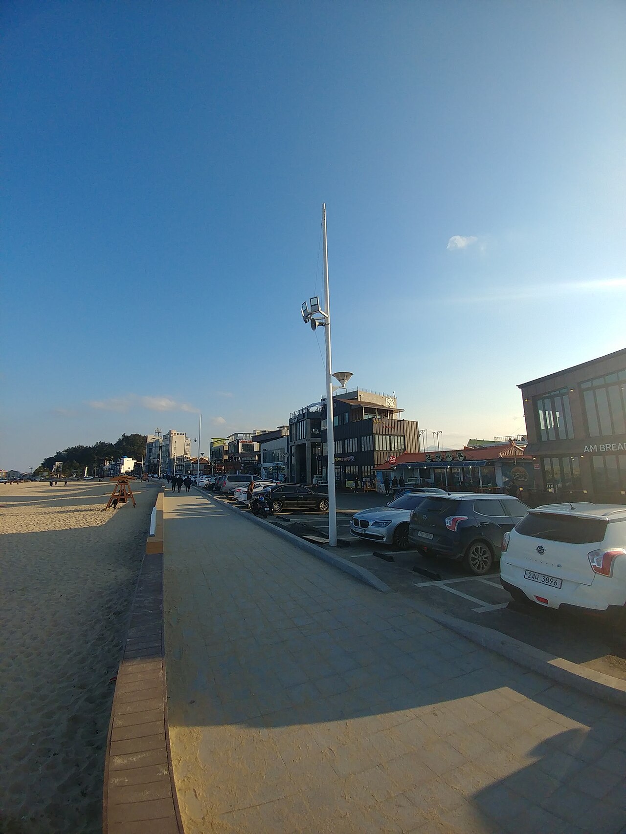 江陵安木海边一整排面朝东海的咖啡店街景