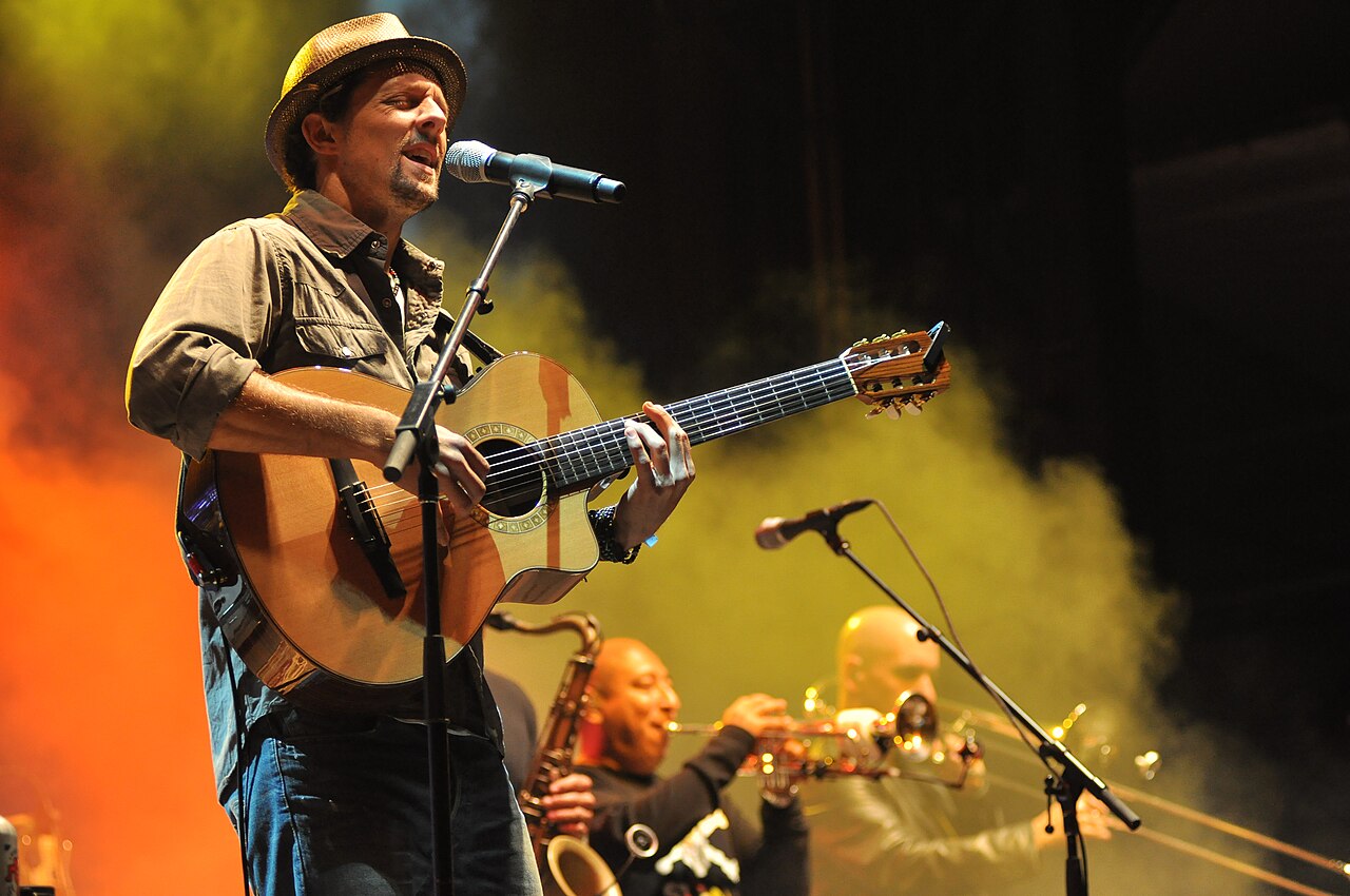 Jason Mraz 在现场演出中对着麦克风演唱