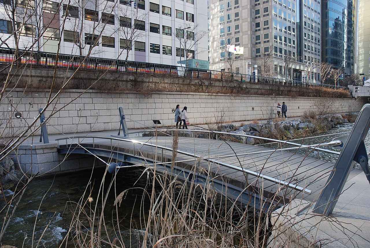 Cheonggyecheon Stream in central Seoul on a cold winter day