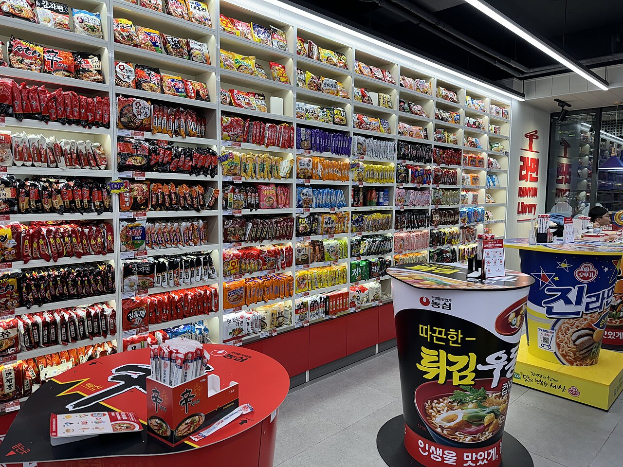 摆满杯面和方便面的韩国24小时便利店货架