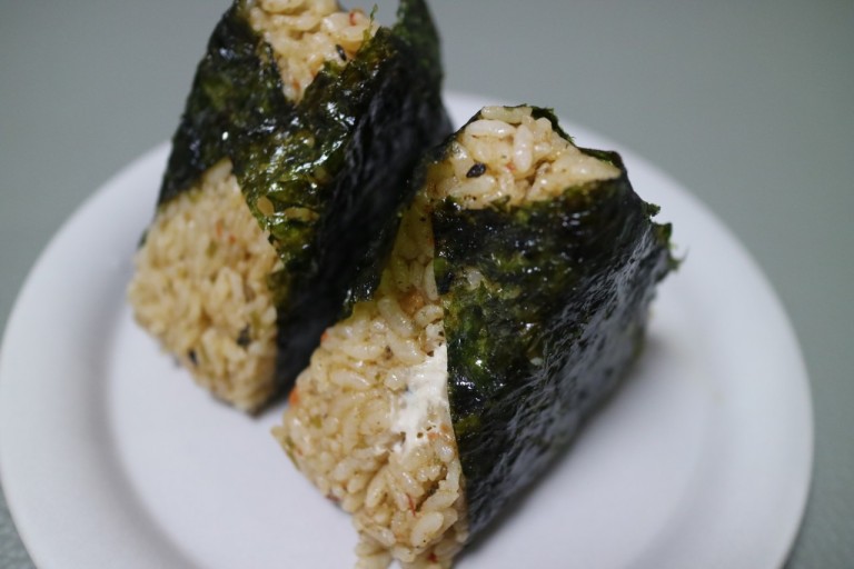 韩国每家便利店都有卖的海苔包三角饭团“三角紫菜包饭”